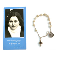 070N - Bijela narukvica/desetica s medaljicom sv. Male Terezije